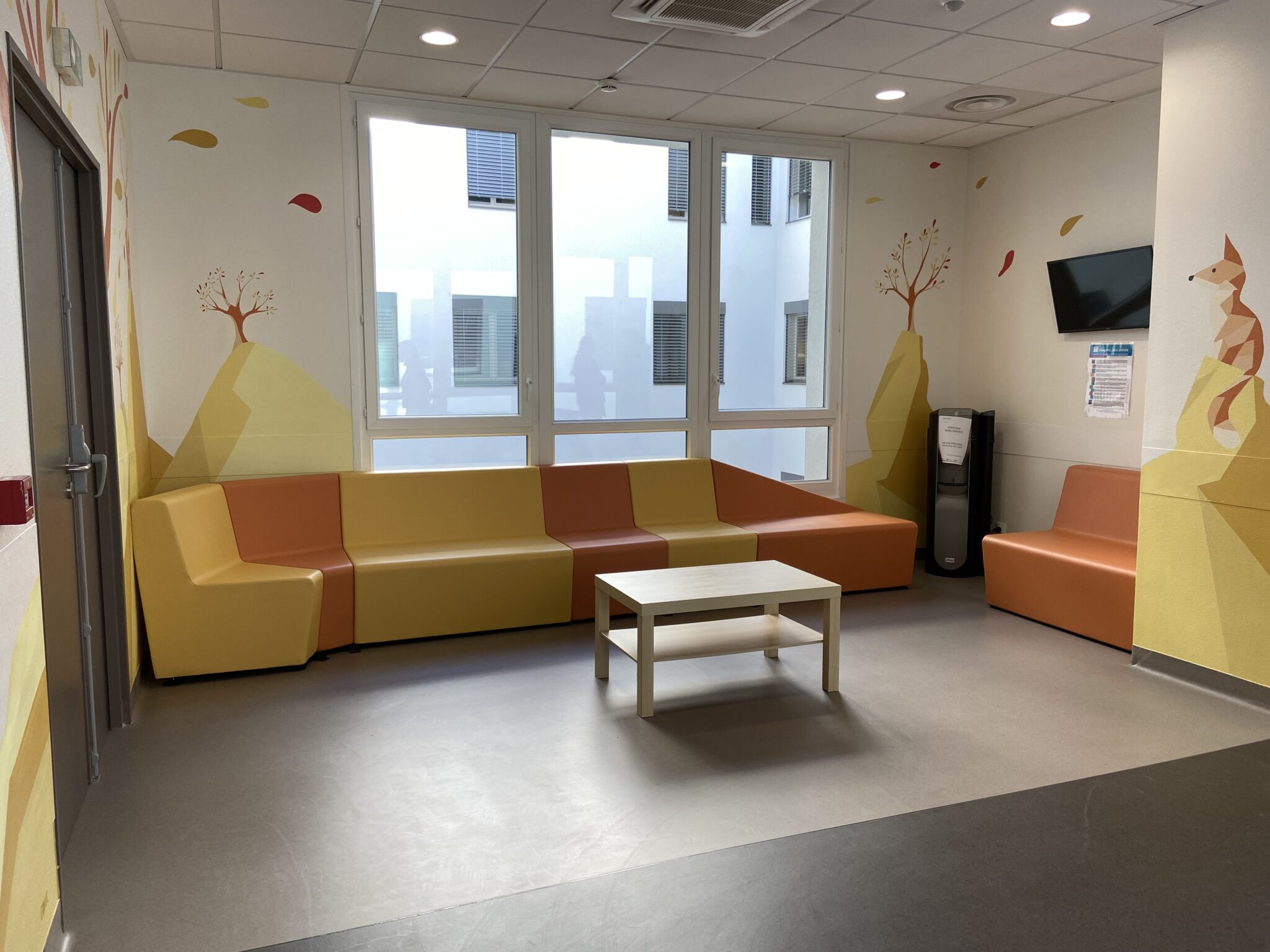 Aménagement de salles d'attente d'un centre hospitalier réalisation Bloom Inside